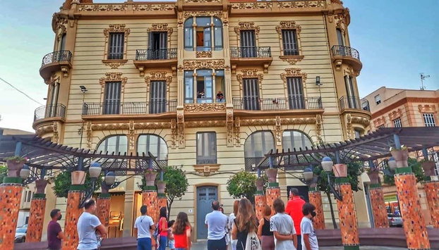 Tour por la Melilla modernista - Foto 2, Visitando la plaza de Menéndez Pelayo