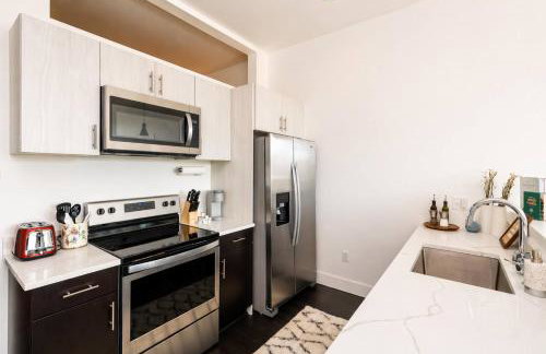 Modern 1BR Apt with Rooftop, Gym, and Parking - Foto 11