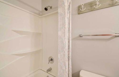 Walk to Atlantic Beach Family Gem with Fenced Yard - Foto 16