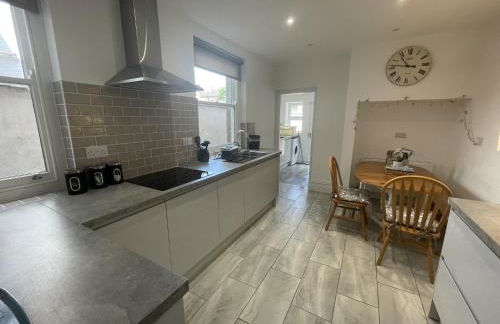 Restful Harbourside Apartment with Garden - Foto 10