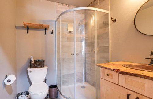 Northwoods Escape Lakeside Retreat with Deck - Foto 11