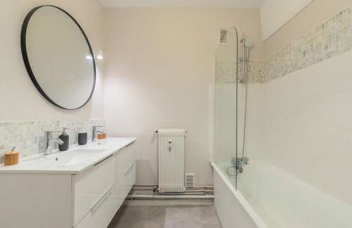 Spacious 3 bedroom apartment & private parking! - Foto 21