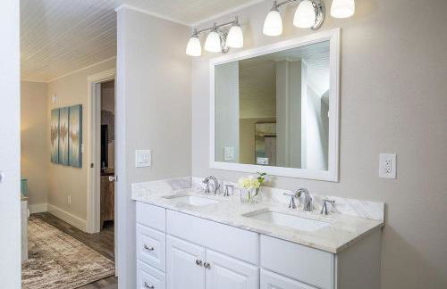 Couples Getaway | Walk to Unc | Free Cruiser Bikes - Foto 24