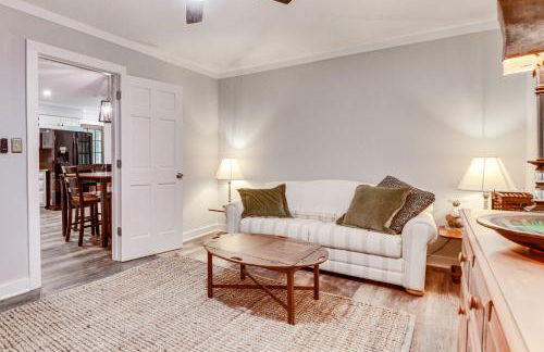 Walk to Parks and Town Square Cary Home with Yard! - Foto 7