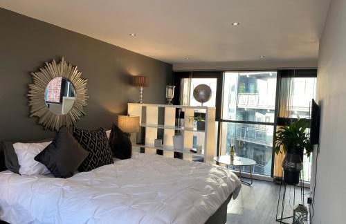 Deluxe City Centre Studio Apartment with Balcony & City Views - FREE WIFI NETFLIX, GYM ACCESS - WESTONE - Photo 15