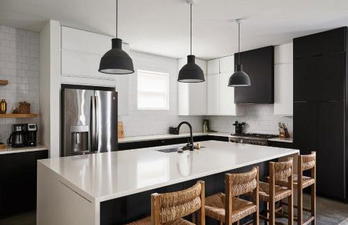 Stylish 3 Bed Retreat, Rooftop, Parking, Sleeps 10, Ensuite Baths, Bunk Room, Gourmet Kitchen, Cozy Living Space, Rooftop Views & Fire Table, Near Downtown, Distilleries & Marathon Village, 24 Hr Hospitality - Foto 11