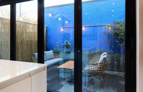 Behind the Blue Wall - Foto 41