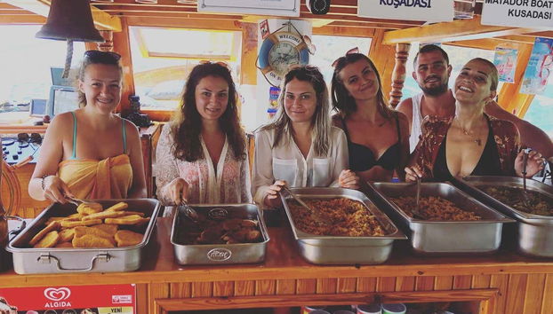 Déjeuner à bord du bateau