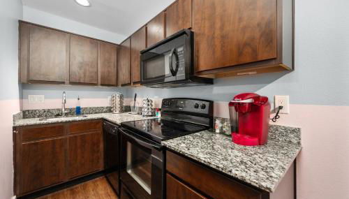 Chic & Cozy 1BR Apt with Free Parking & King Bed - Foto 3