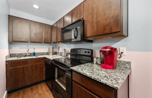 Chic & Cozy 1BR Apt with Free Parking & King Bed - Foto 3