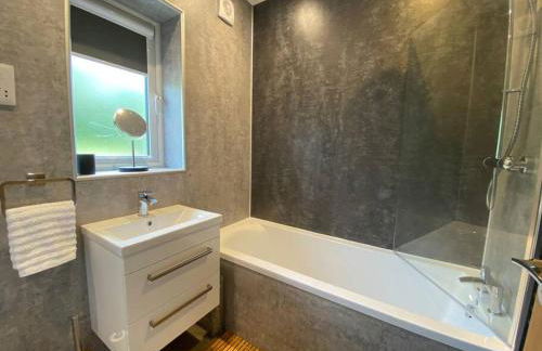 A modern, dog-friendly 3 bedrm canal side property - Photo 8