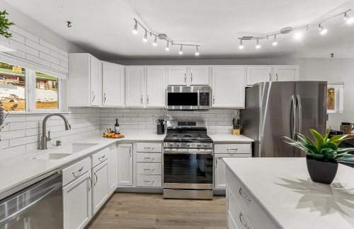 Cozy Riverfront Cabin with Fireplace & Deck - Foto 19