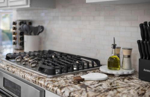 Heated Pool & Spa Mini Golf Bowling Game Room perfect for family - Photo 23