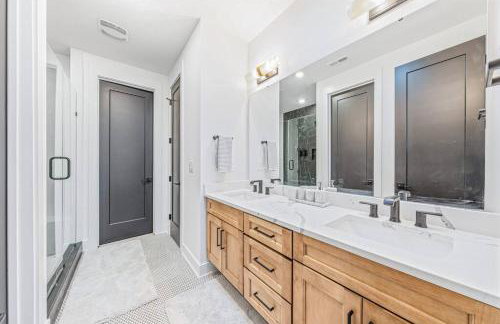 Modern 4BR Uptown Oasis! - Foto 9