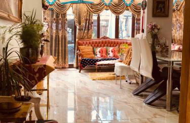 Cheerful 4 bedroom house with garden free parking - Photo 1