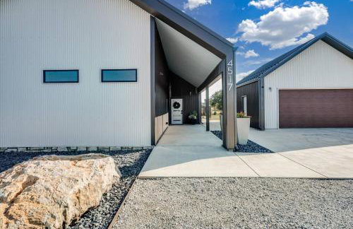 Modern Cabin Near Cheney Lake W Pool and Hot Tub - Foto 15