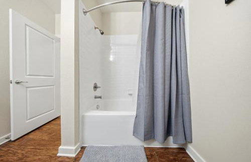 Stylish 2BR w Balcony, Pool & Pet-Friendly #15 - Foto 12