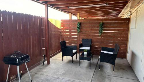 Entire Private Home with 2 Bedrooms 1 Bathroom, Gated Yard, Driveway Parking, Available Now - Foto 2