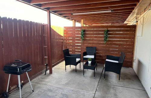 Entire Private Home with 2 Bedrooms 1 Bathroom, Gated Yard, Driveway Parking, Available Now - Foto 2