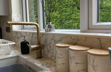 Larks Leaze Lodge, Steeple Ashton, Wiltshire - Photo 3