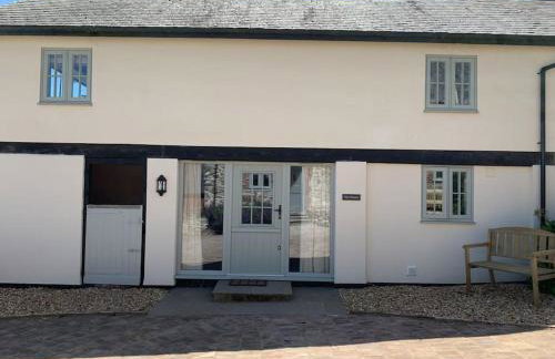 The Granary at Pentregaer Ucha, tennis court & lake. - Foto 11