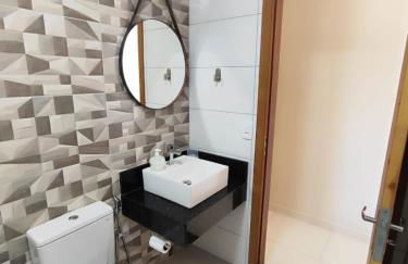 ESPAÇO PÉROLA GUANABARA, 70 Metros do Mar, 4 Suítes independentes COM AR, Área Gourmet Integrada com Piscina,Churrasqueira, 900 Metros de CASTELHANOS, ideal para FAMÍLIAS E AMIGOS - Foto 28