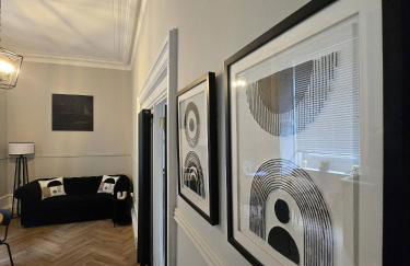 Luxury central apartment w/ 3 beds + 24hr check-in - Photo 2