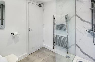 Sleeps 8, 4 bed 2 bathroom house with parking Balderton - Foto 8