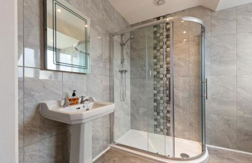 Maynor - Large Luxury House, Log Burner, Central Location - Photo 57