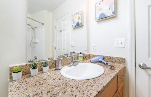 100 Year-Old Historic Brick 2BR Loft & Large Patio & Hammocks & High Ceiling - Foto 71