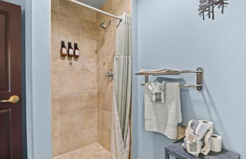 Family Getaway - Outdoor Activity Oasis - Mins to Downtown and Water Parks - Jacuzzi - Game Rm - Foto 20