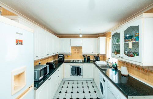 Family & Group Stay in Manchester - Free Parking - Foto 4