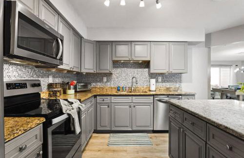 3BR 2BA Heated Pool Home Pool Table Great Location - Foto 5