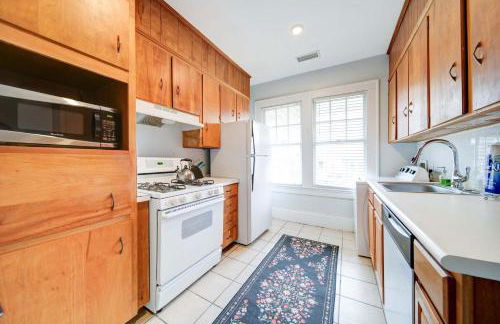 Elegant 1BR in Elizabeth with Covered Porch - Foto 12