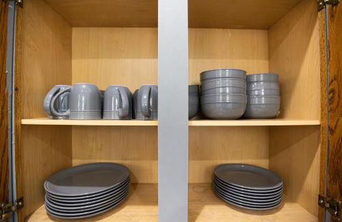 Prime Location - Stylish 2BR Minutes to Downtown - Foto 29