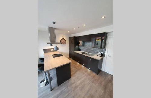 Oole 2 bed & en-suites house with parking near beach - Foto 3