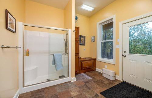 Riverbend Lodge Spacious Riverfront Home with Hot Tub Pool & Mountain view - Foto 18