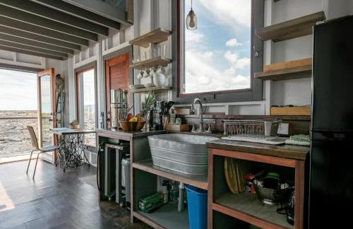 THE PHOENIX HOUSE - EPIC Tiny Home Gem on Volcanic Lava Field! - Foto 5