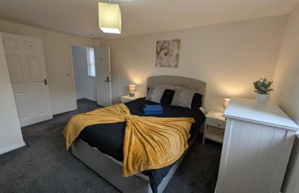 Large Modern House with Private Parking - Foto 100