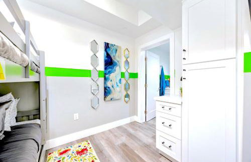 D- Hip & Stylish NoHo Family-Friendly Home near Universal & Hollywood with Patio - Hot Tub - Games - & Parking - Foto 30