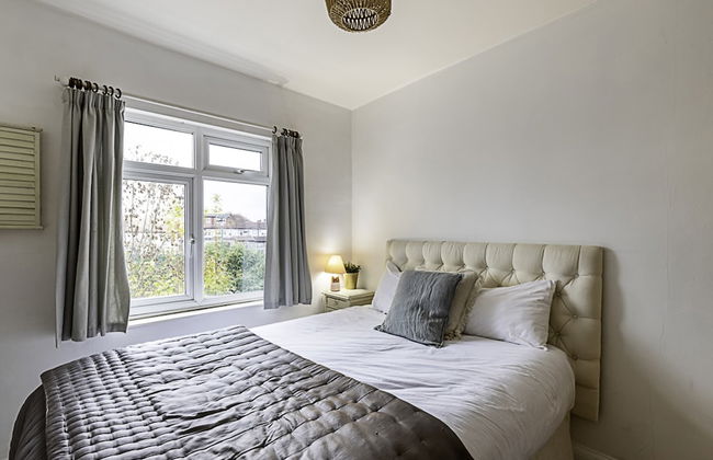 Gorgeous 4-bed Home With a Fireplace and Terrace - Foto 6