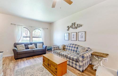 Blue Casa Rio | Riverfront Oasis with Private Beach, Deck & Fire Pit - Foto 2