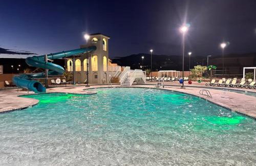 Adventure Base Camp Pet Friendly with Resort Living Pool, Arcade, Pickle-ball - Foto 9