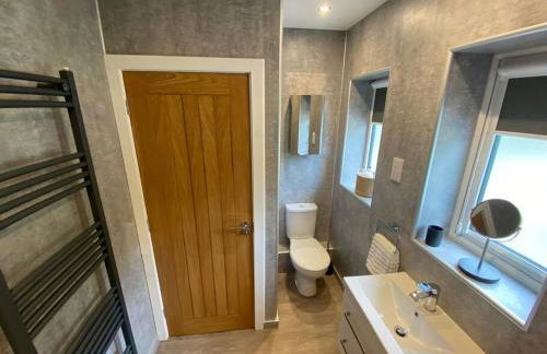 A modern, dog-friendly 3 bedrm canal side property - Photo 7