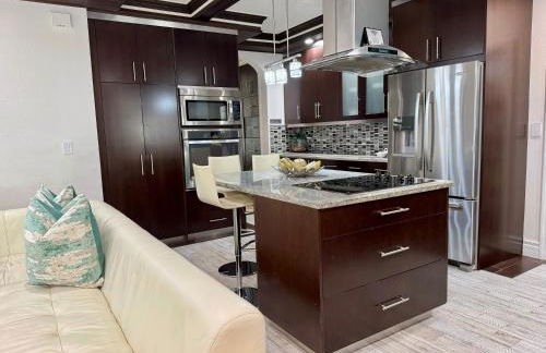 Miami Getaway Heated Pool Villa with Mini Golf & BBQ - Foto 13