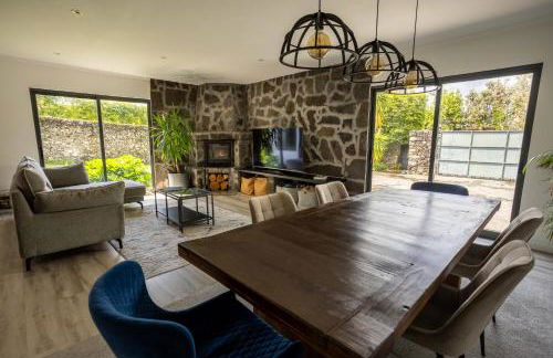 Countryside house with a pool and fireplace - Photo 34