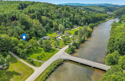 New River Views & Access - Hot Tub, Gazebo, Fire Pit, Next to Riverside Canoeing! - Foto 6