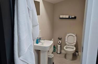 Superb 3 Bed Home Away from Home in Glasgow, just off M8 with free parking - Foto 76