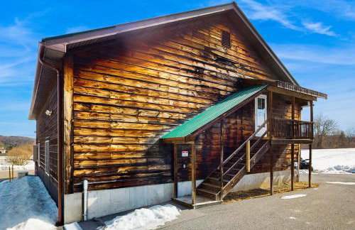 Close to Lake George! Couples Retreat with Pool - Foto 26