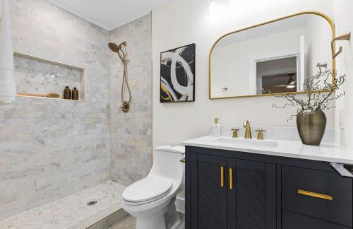 Modern 4 Bed in Quail Hollow - Foto 15